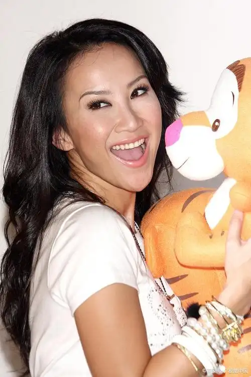 李玟底蕴震惊舞台,左腿缺陷却靠一腿支撑