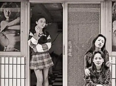 80年代老照片:发廊妹吸烟等待客人,女流氓接受人民审判!