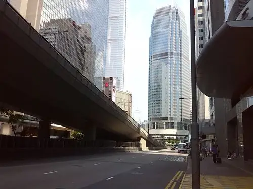 香港九龙实拍,窄窄的街巷上是高高的楼