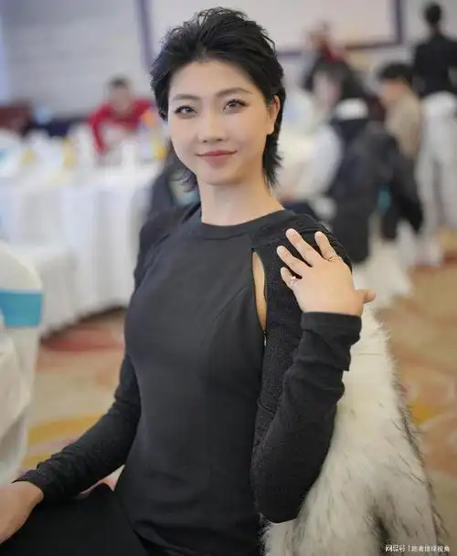 袁心玥晒定妆照大哥范儿十足李盈莹打扮乖巧王云蕗发型太土