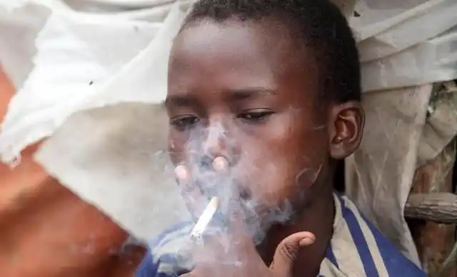 直击一群抽烟自嗨的外国小孩,最小的只有2岁