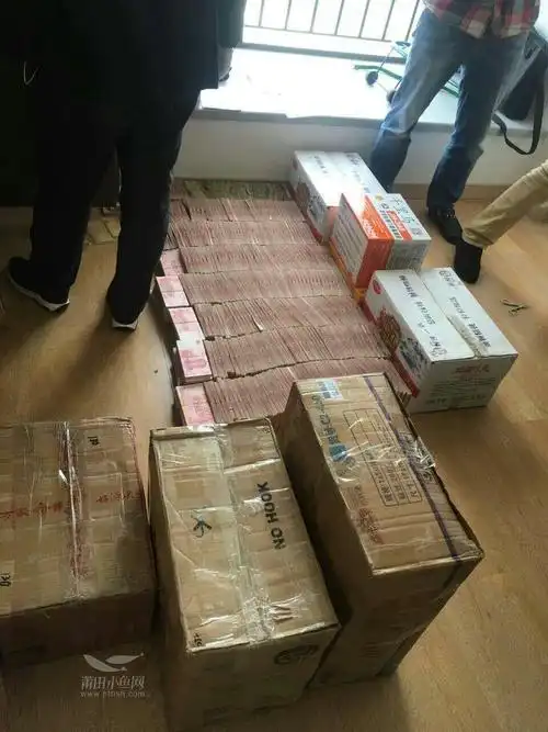 群里有人分享图片,有一贪官现金被查出几大箱,真的是现实版人民的民义