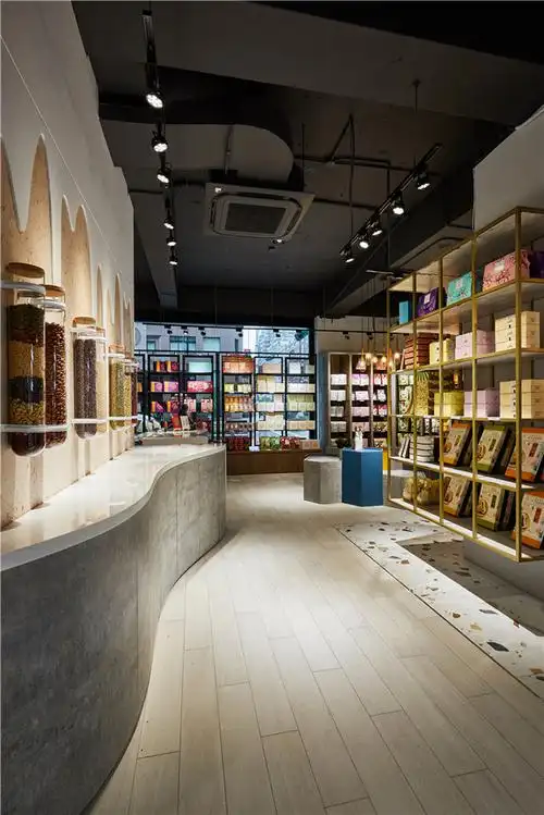 中间商品展示架上的蓝色主题墙,以烘焙器具传达昔日纯手工制作的用心