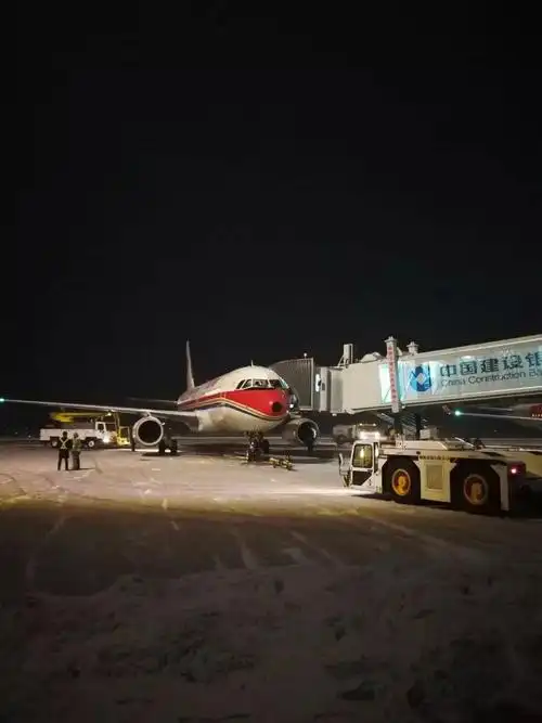 首降大雪榆林机场全力保障航班运行