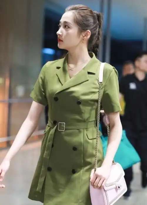 她穿了一件军绿色的连衣裙,裙子的版型很规整,特别是上衣部分,很有