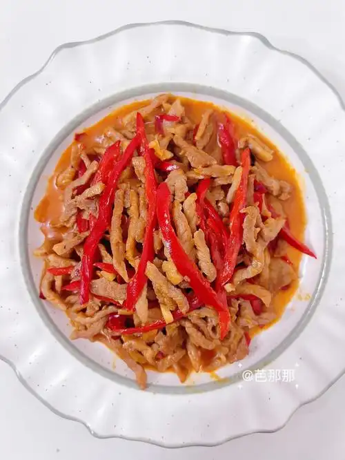 今日分享的大红椒炒肉色香味俱全,肉质嫩滑,辣椒回甜,做法简单也不费