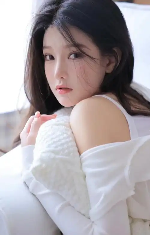 吸引异性的眼神图片,女生眼神犀利有气场图片