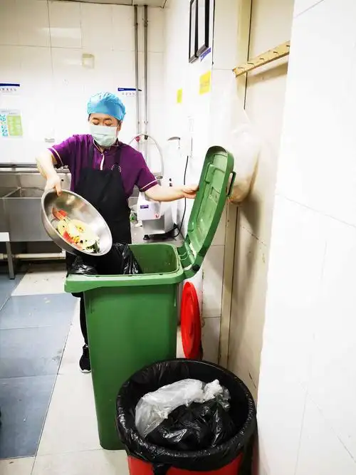 食堂建立奖惩制度,管理小组每周不定时对各部门厨余垃圾分类工作进行