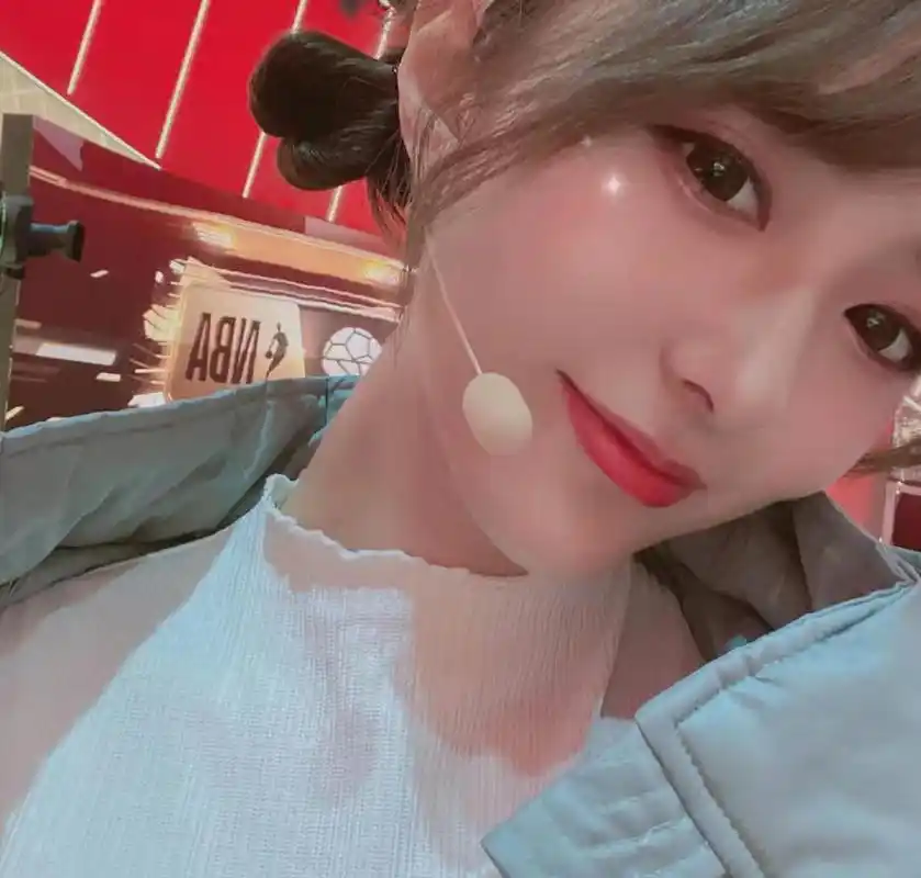 最美nba主播小七美照,抿嘴浅笑,撅嘴卖萌,简直人间极品!