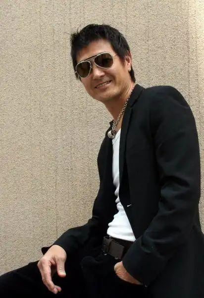 同是成龙电影配角如今狄威功成身退他却仍为生计忙碌奔波