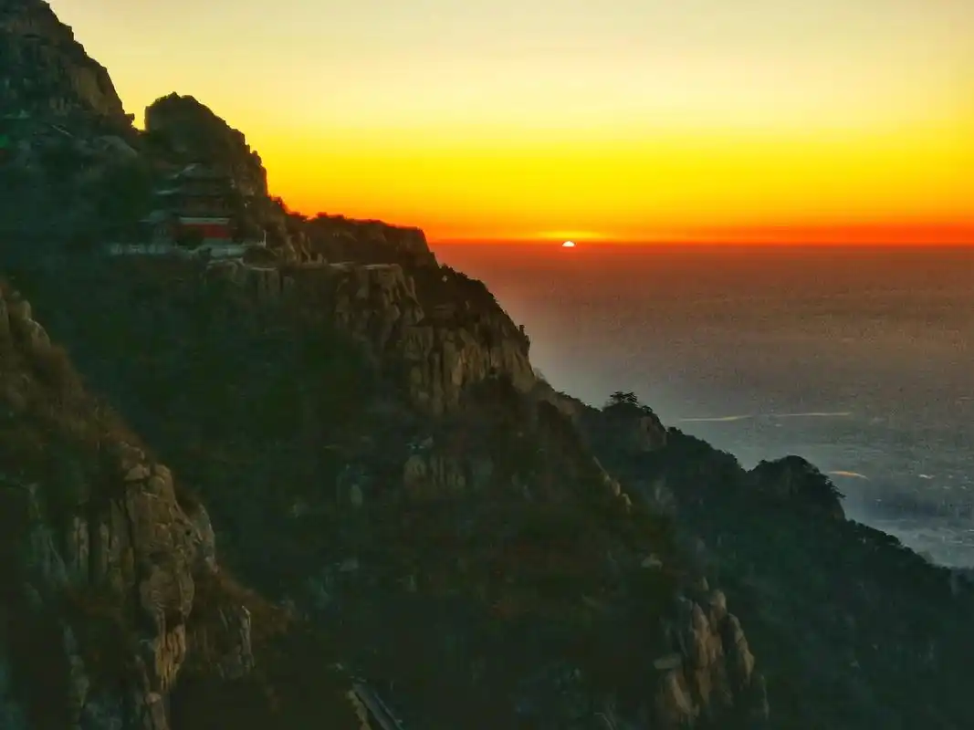 泰山 日出,东方破晓,人间惊鸿,大道满霞光.(摄影师 刘佐 - 抖音