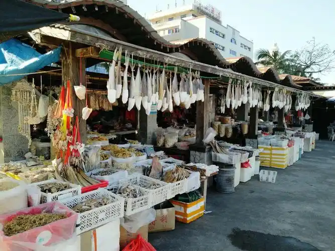 岛上的海鲜市场,可以看到各类海鲜从渔船上搬运下来后直接售卖.