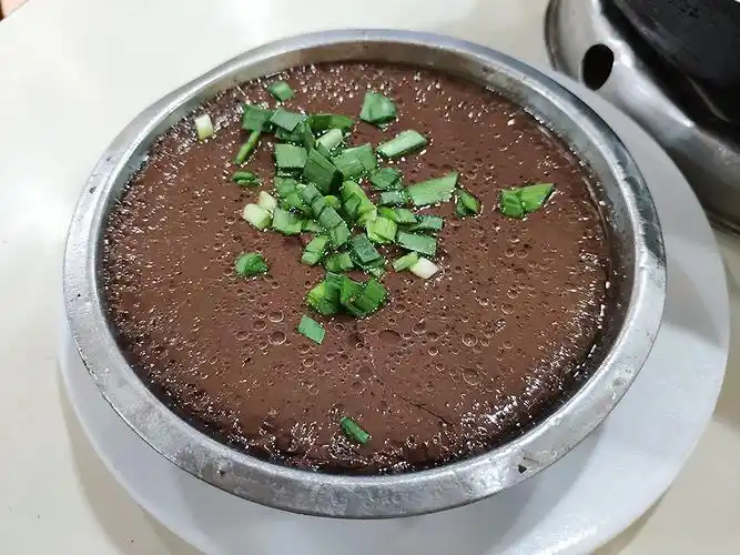 蒸猪血的口感滑嫩细腻,确实是入口即化,只要微微一泯嘴就干掉了一大勺