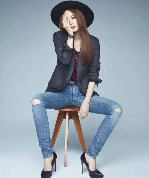 韩艺瑟医疗事故后复出一反常态成金毛狮王竟魅如埃及艳后