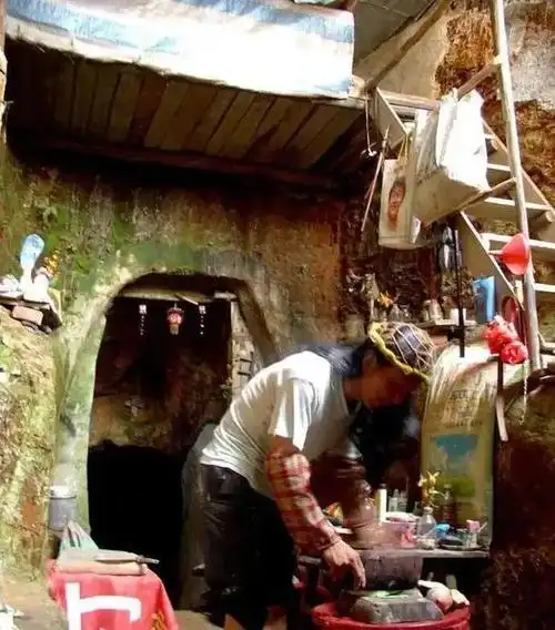 回顾男子失恋后隐居深山21年徒手凿三室一厅67岁仍未结婚