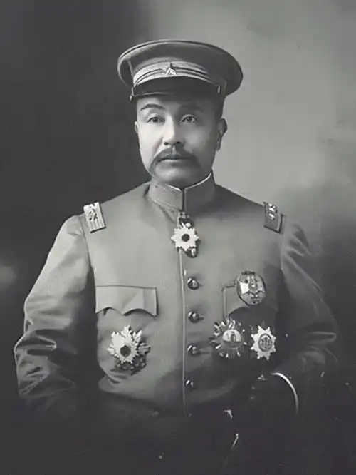 镇压革命党等功绩,在1911年挺进东三省政治中心奉天城,此时的