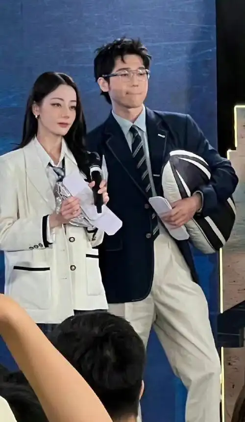 被迪丽热巴帅到简直易如反掌##迪丽热巴蓝粉西装