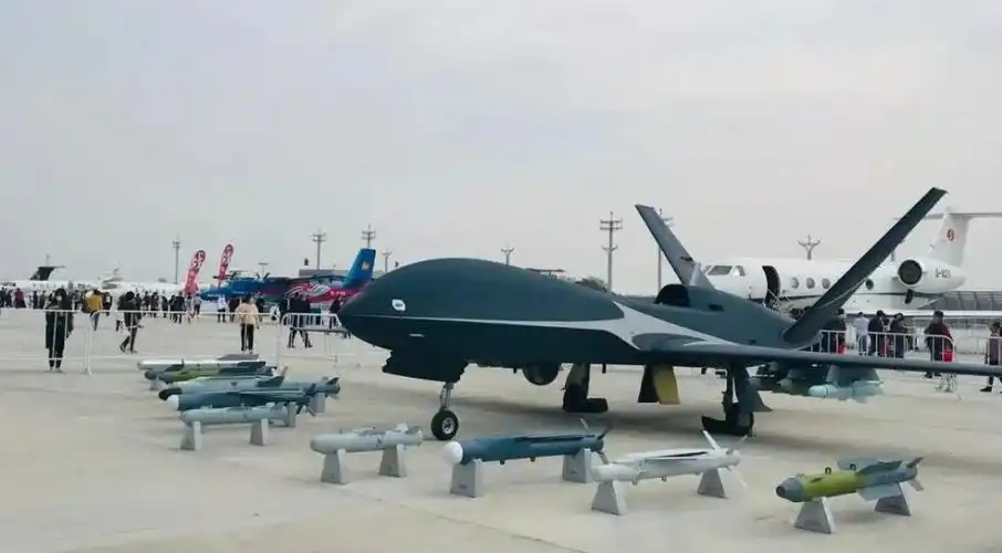解放军大型隐身无人机翼龙10亮相可挂载歼20特供导弹