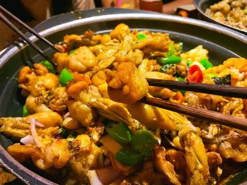 「青椒紫苏牛蛙煲」