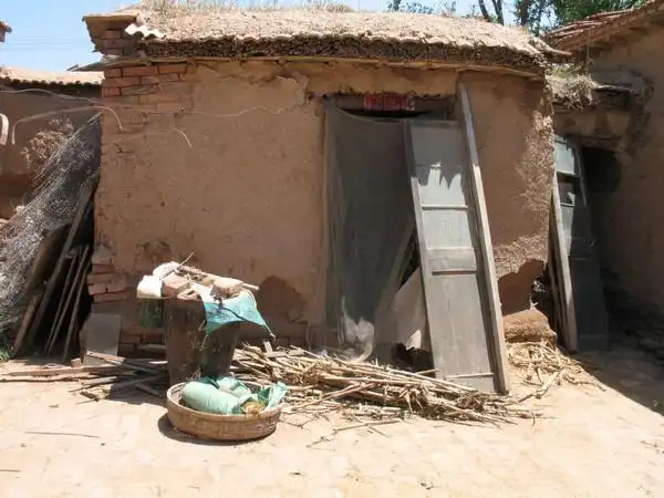 一下老房子人去屋空,而新房都是建在村边,所以上个世纪60年代建的房子