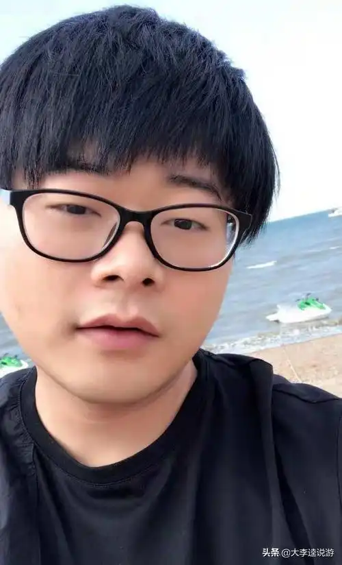 lol小智直播出事故,嘲讽员工直播现场挨揍,网友表示大快人心,你怎么看