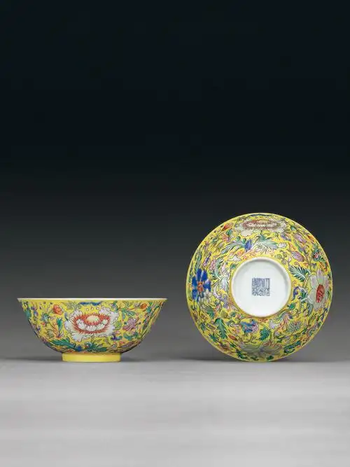清道光黄地粉彩缠枝西番莲纹碗一对