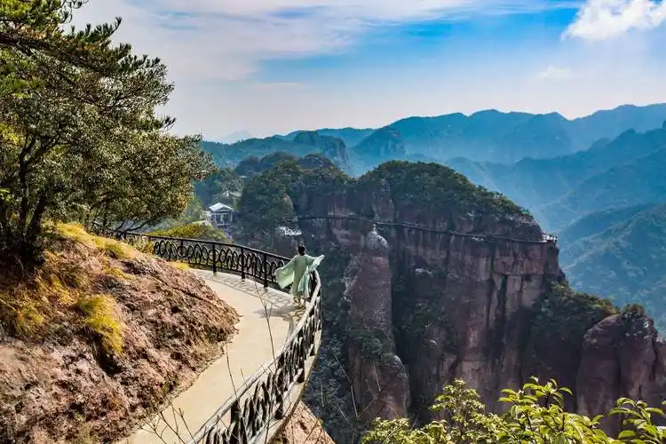 浙江台州神仙居,被誉为"神仙居住的地方",是踏青出