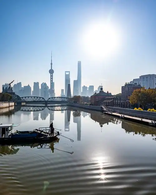 上海苏州河外滩外白渡桥城市建筑风光