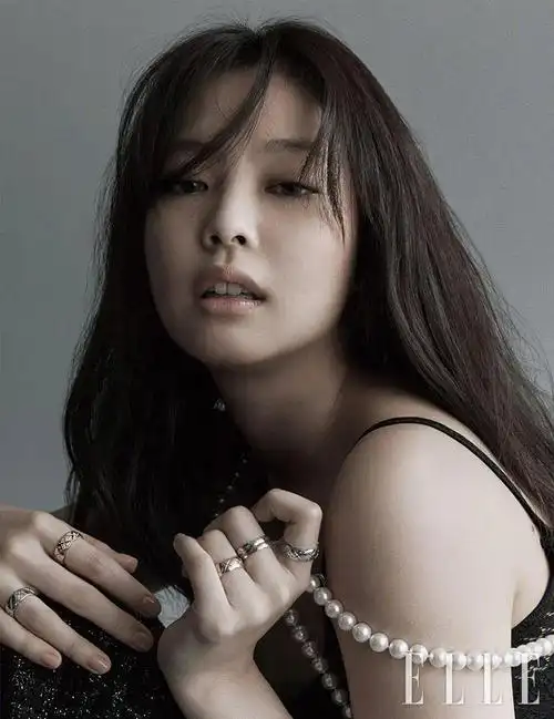 又酷又飒的jennie杂志封面