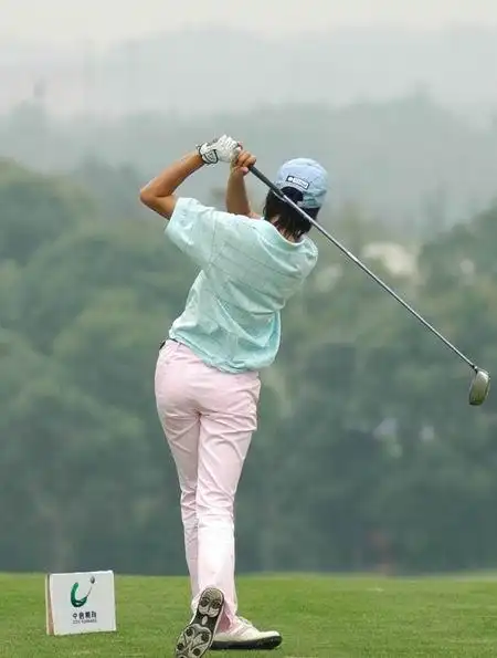 图文中国业余高尔夫巡回赛女选手优雅背影