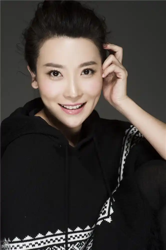 新浪娱乐讯 近日,张棪琰发布了一组黑白写真,分别身着白色套系服装与