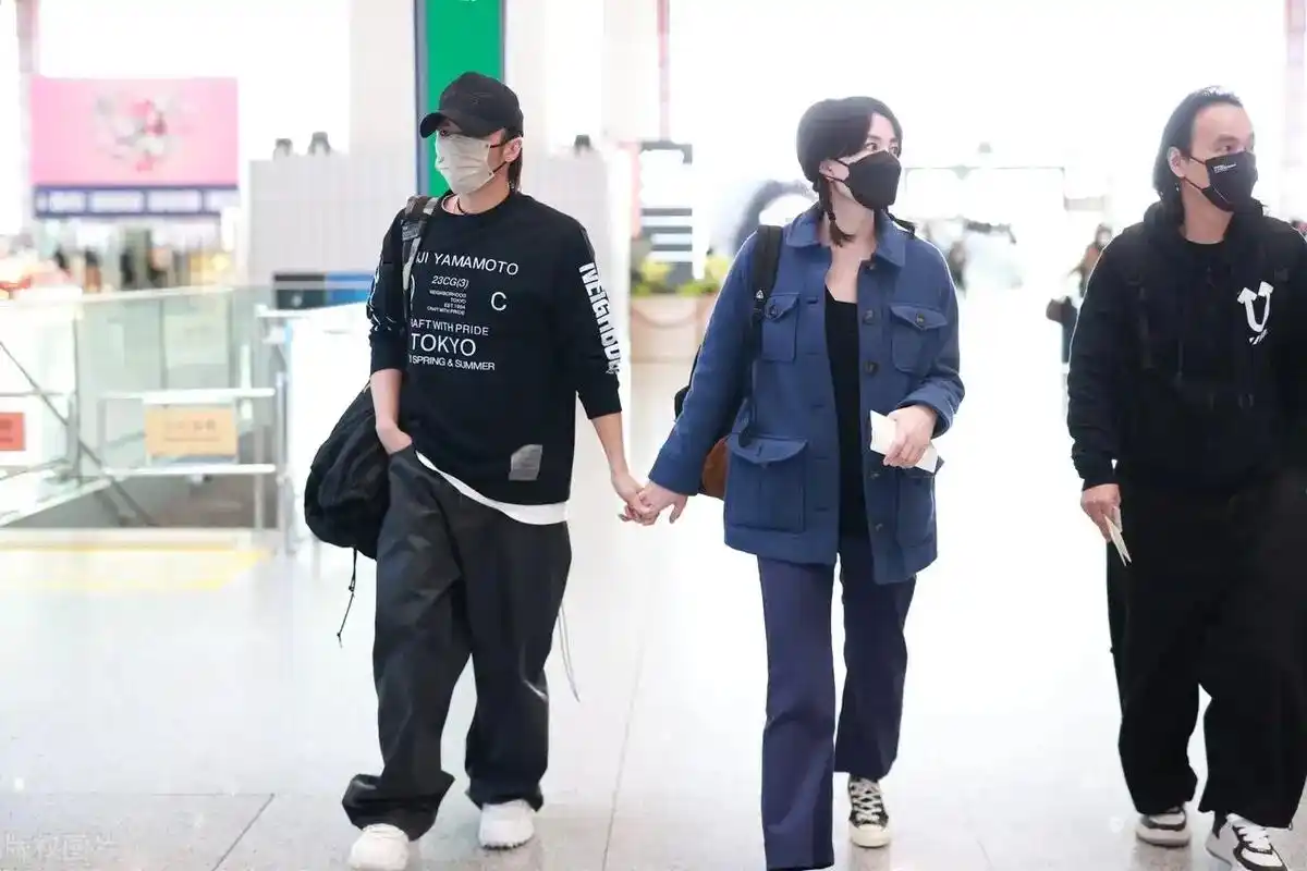 王菲谢霆锋再现世纪牵手,首次合体赶机超腻歪,谢霆锋痴汉眼好甜