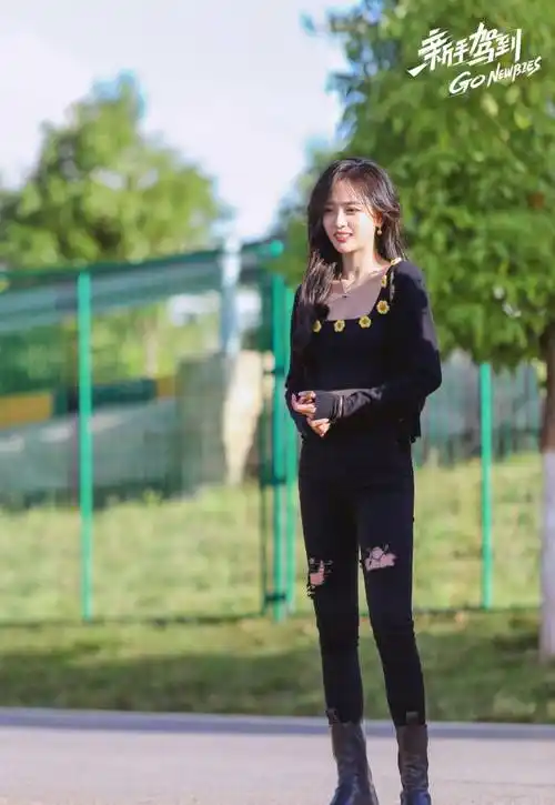 吴宣仪身穿蓝色短裙套装清纯可爱小公主双马尾活泼俏皮