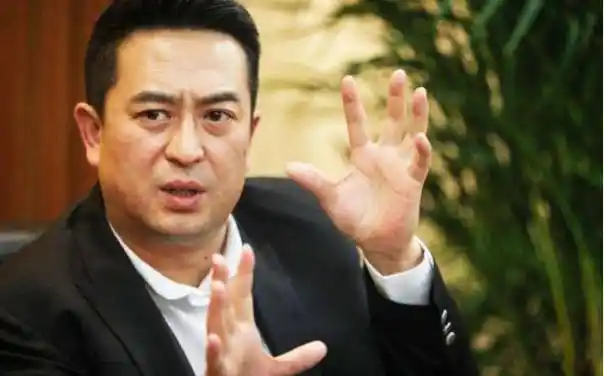 大器晚成的张嘉译,因"强直"终年难站立,今愈发严重且头发花白_演艺圈