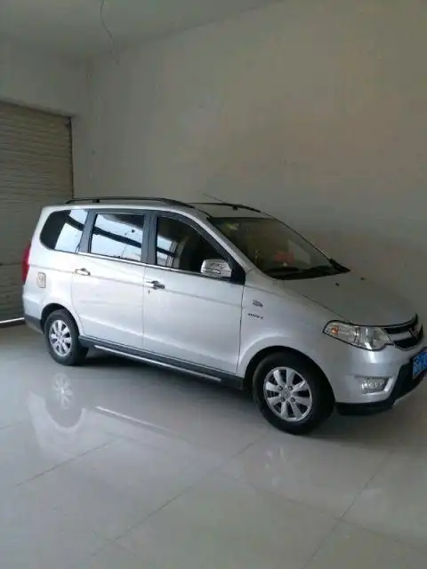 五菱宏光s七座车