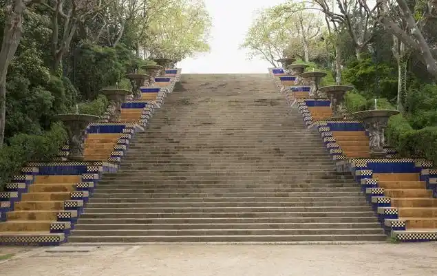 大门对着斜坡钱财往外流,该怎么化解