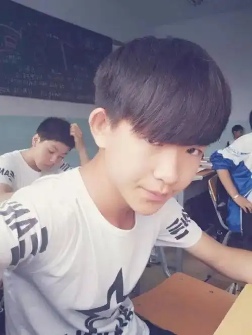 王一博深陷整容风波,14岁旧照惊现凸嘴短下巴,这变化跟换头有区别吗?