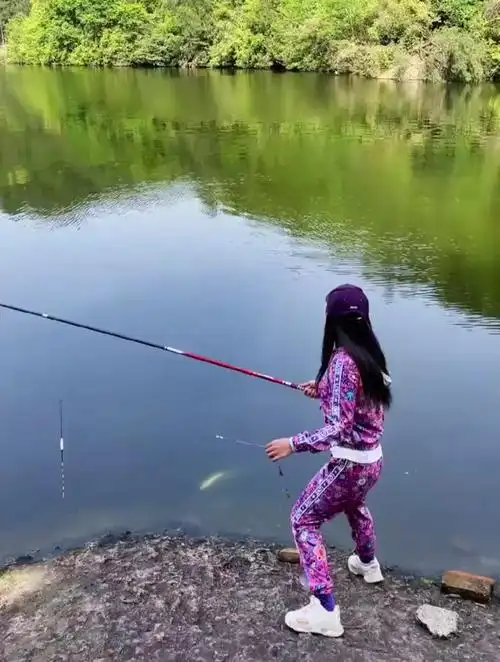 美女去河里钓鱼,一下子就上钩了,看来是老手了