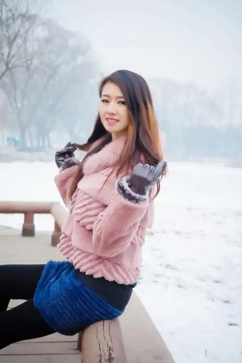 北方户外雪天里的笑容甜美靓丽女人!