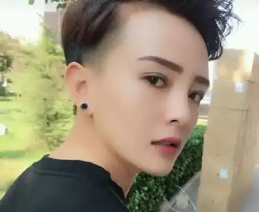 王小萌是河北沙河人,在快手上有一百三十多万粉丝,作品中都是以一副