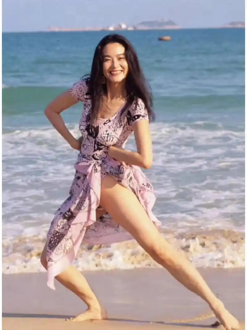 林青霞与邓丽君在法国海滩自在脱下比基尼上衣的时刻