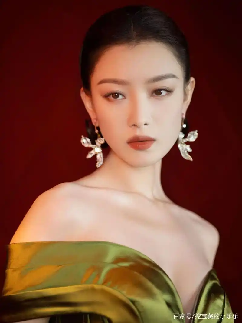 倪妮晚礼服照尽显高贵气质
