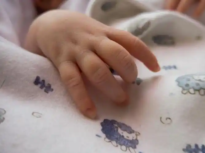 可爱的婴儿图片-戴着黄色帽子的婴儿素材-高清图片-摄影照片-寻图免费