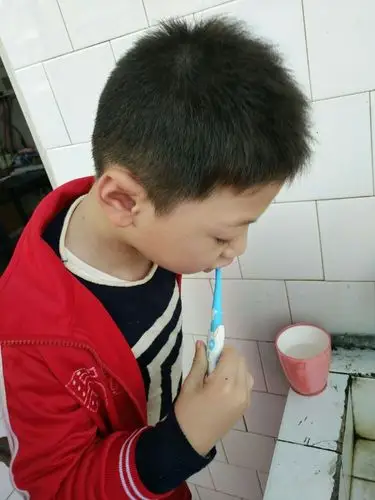 早上起来自己刷牙