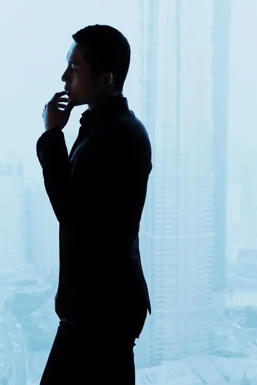 韩东君化身都市精英男 展现完美侧脸