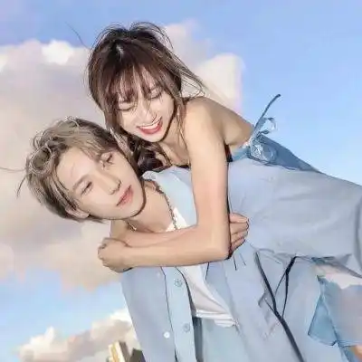 超级幸福甜蜜的双人情侣头像一对两张拥抱的时候要用力一点
