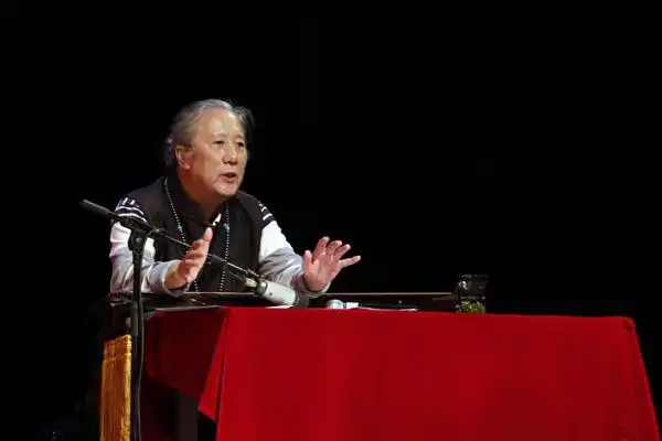 老师和杨青先生共同演绎了《酒狂》,并与我校一位有琴歌爱好的学生,在