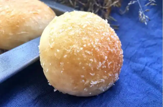 馅料十足的牛奶椰蓉面包椰香浓浓回味无穷