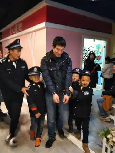 把坏人抓回警局,为了孩子只能委屈爸爸了