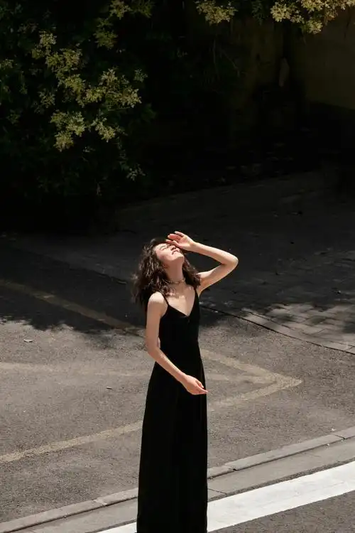 张子枫超话今日#微博电影之夜#造型图集,一袭黑色吊带长裤搭配微微